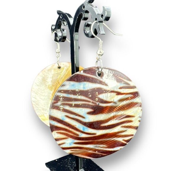Chunky Round Sea Shell Dangle Earrings Zebra Textured Hook Clasp - Picture 4 of 6